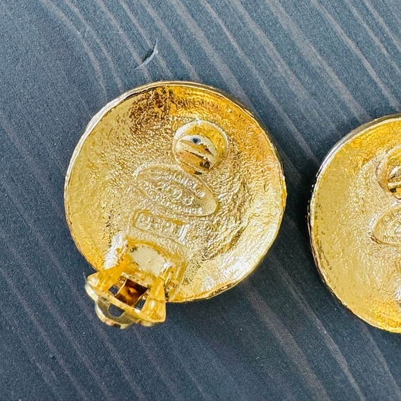 AUTHENTIC Chanel Vintage clip ons. Like new condition. Classic and timeless. - Picture 4 of 10